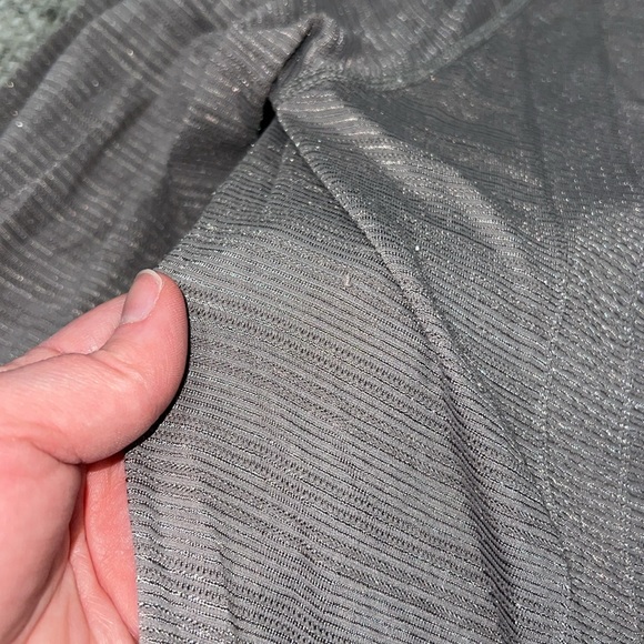 Athleta Shimmer Long Sleeve Scoop Back Shirt Thumb Holes Size XL Champagne Tan - Picture 4 of 7